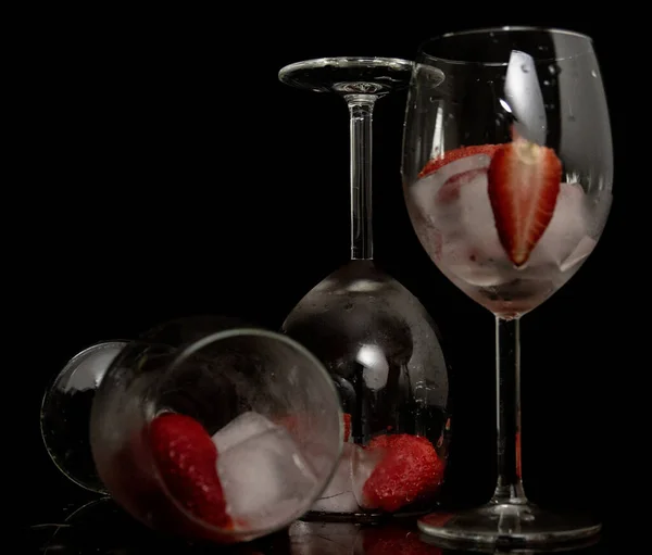 黒を基調としたベリーと氷の赤ワイングラス — ストック写真