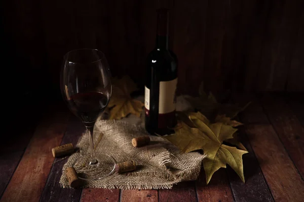 酒和杯子放在木制桌子上 — 图库照片