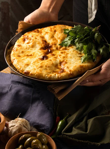 Hemlagad Pizza Med Svamp Ost Och Tomater Ovanifrån — Stockfoto