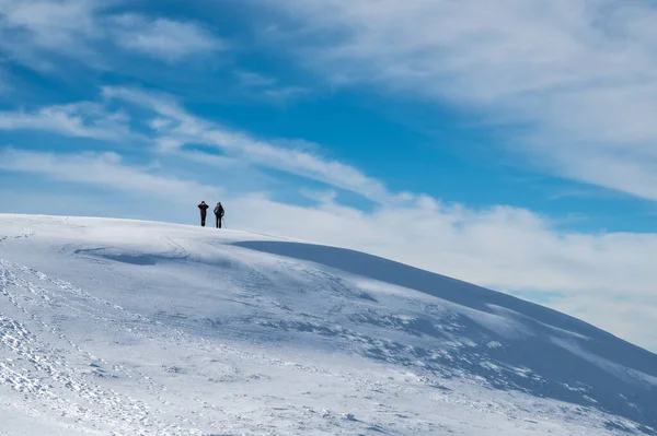 Muž Kráčející Sněhu Horách — Stock fotografie