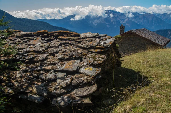 Hermoso Paisaje Con Una Casa Montaña — Foto de Stock