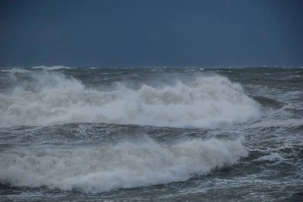Όμορφα Κύματα Στη Θάλασσα Στην Παραλία Έναν Θυελλώδη Γαλάζιο Ουρανό — Φωτογραφία Αρχείου