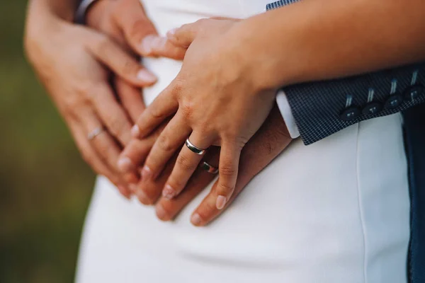 Mãos Uma Noiva Noivo Que Mantém Anéis Casamento — Fotografia de Stock