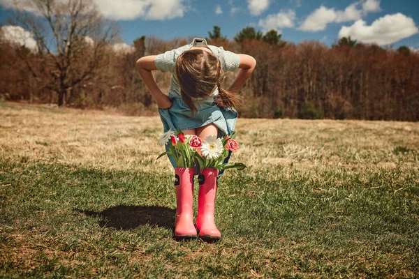 Bir Buket Çiçekli Çizmeli Güzel Bir Kız — Stok fotoğraf