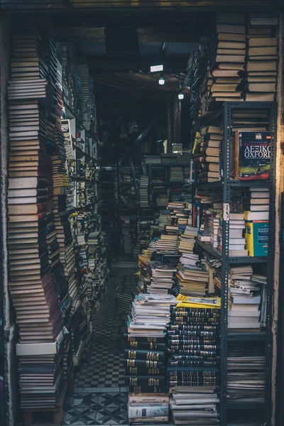 Ein Stapel Bücher Einer Bibliothek — Stockfoto