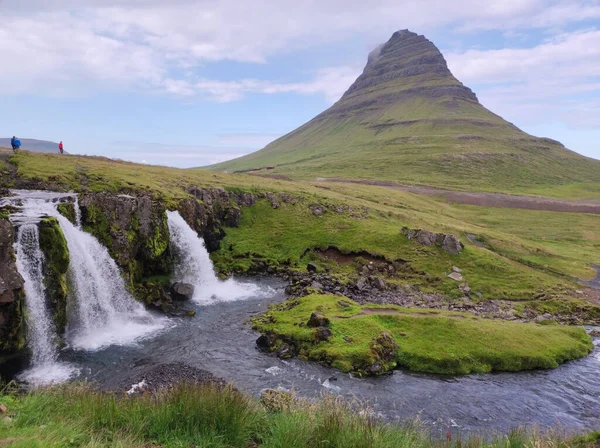 Bellissimo Paesaggio Ghiacciato Con Muschio Verde Piccola Cascata — Foto Stock