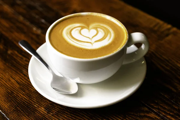 Cangkir Seni Latte Cappuccino Atas Meja Kayu — Stok Foto