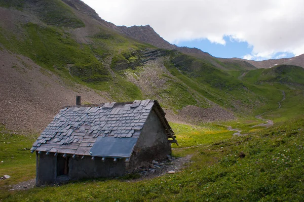 Prachtig Landschap Met Een Klein Dorpje Bergen — Stockfoto