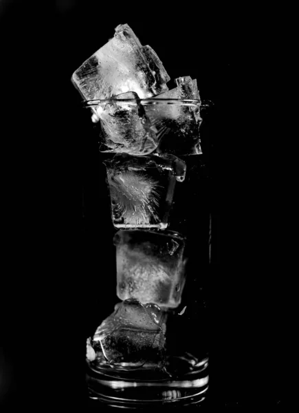Glas Wasser Mit Eiswürfeln Auf Schwarzem Hintergrund — Stockfoto