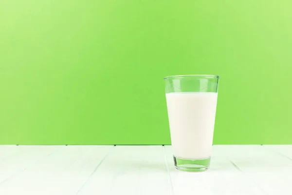 Bicchiere Latte Una Tazza Succo Fresco Tavolo Legno — Foto Stock