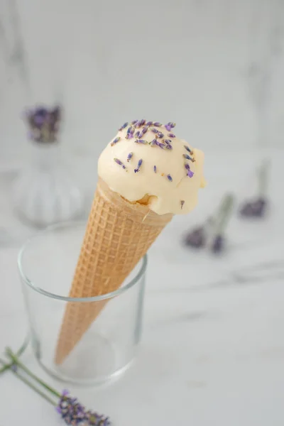 Морозиво Вафельному Конусі Білому Тлі — стокове фото