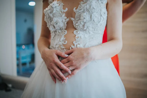 Mariée Avec Une Robe Mariée Sur Fond Fenêtre — Photo