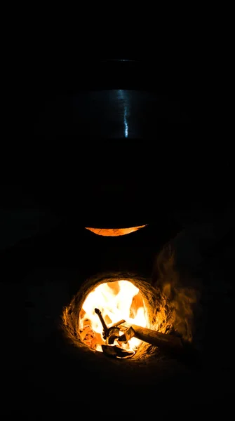 Огненное Пламя Ночном Небе — стоковое фото