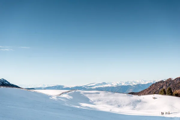 Piękny Krajobraz Pokrytymi Śniegiem Górami — Zdjęcie stockowe