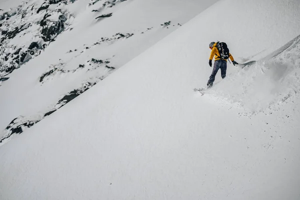 Uomo Con Zaino Cima Alla Montagna — Foto Stock