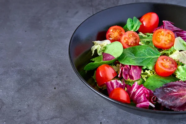 Heerlijke Verse Salade Bovenaanzicht — Stockfoto