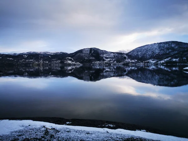 Bellissimo Paesaggio Con Lago Innevato Montagna — Foto Stock