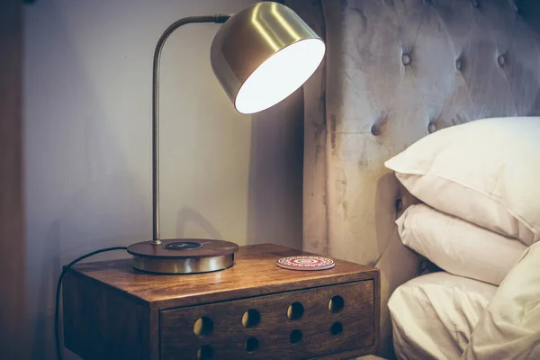 Lámpara Vintage Sobre Mesa Madera Habitación — Foto de Stock