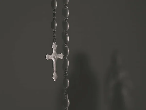 黒い背景をした十字型のロザリオ — ストック写真