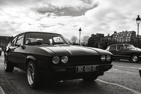Bir Arabanın Siyah Beyaz Fotoğrafı — Stok fotoğraf