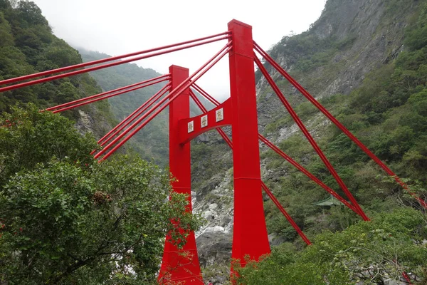 Puente Rojo Las Montañas —  Fotos de Stock