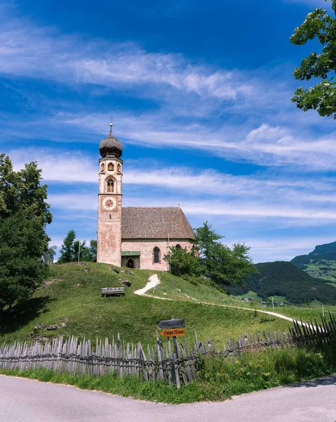 Kościół Świętej Trójcy Alpach — Zdjęcie stockowe