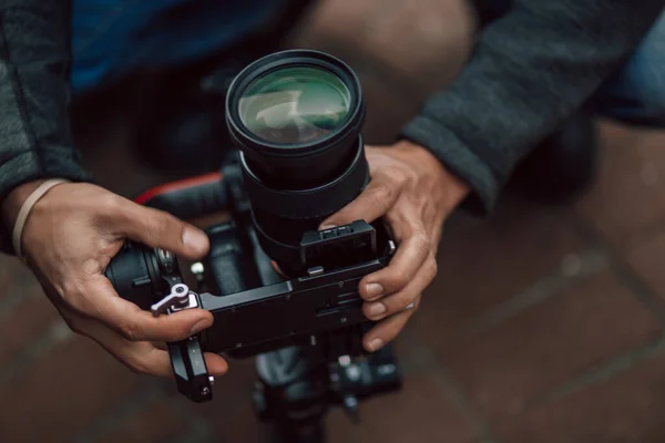 Profesjonalny Fotograf Trzymający Aparat Fotograficzny Fotografujący Film Dslr — Zdjęcie stockowe