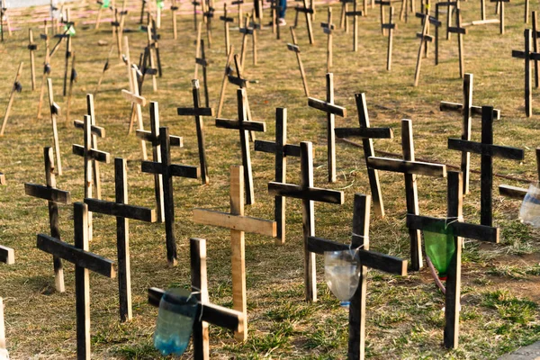 Vecchia Croce Legno Sullo Sfondo Del Cimitero — Foto Stock