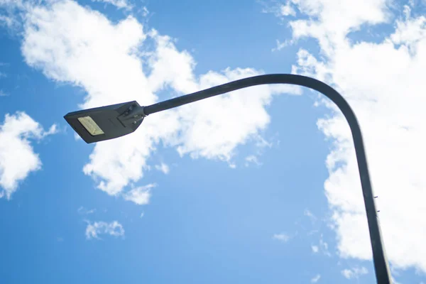 Elektrische Lamp Aan Hemel Achtergrond — Stockfoto