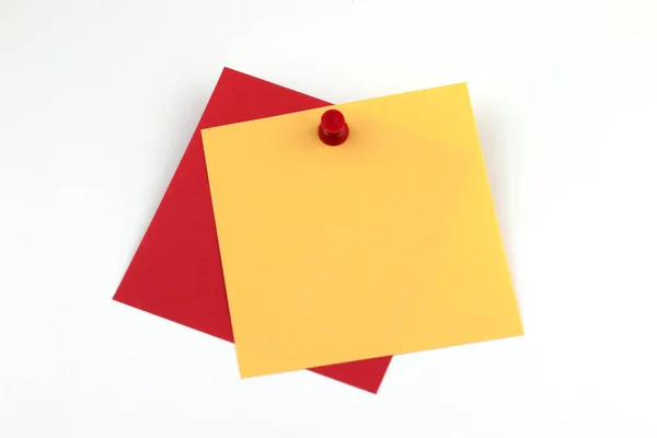 Κίτρινη Αυτοκόλλητη Σημείωση Καρφιτσωμένη Ένα Χαρτόνι Από Φελλό — Φωτογραφία Αρχείου