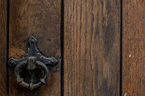 Stare Drewniane Drzwi Uchwytem — Zdjęcie stockowe