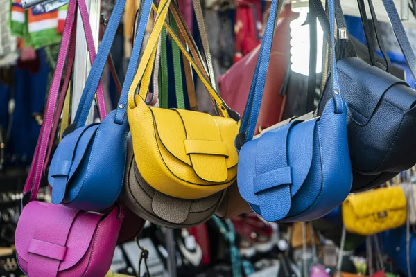 Bir Dükkanda Renkli Deri Çantalar — Stok fotoğraf