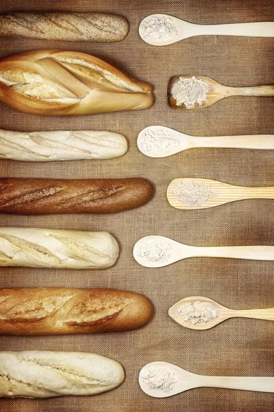 白い背景に異なるパンを持つ木製のスプーン — ストック写真