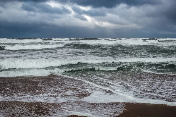 Sahilde Fırtınalı Dalgalar — Stok fotoğraf