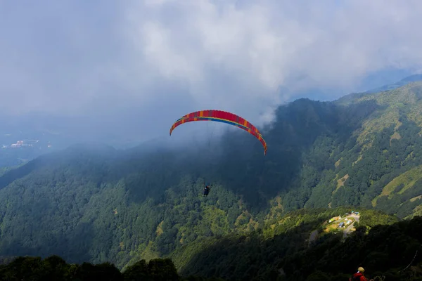 Parapente Voando Nas Montanhas — Fotografia de Stock