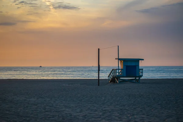 Ναυαγοσώστης Πύργος Στην Παραλία Στο Ηλιοβασίλεμα — Φωτογραφία Αρχείου
