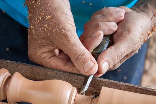 Руки Человека Работающие Инструментом — стоковое фото