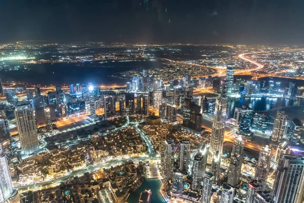 夜間の街並や高層ビルの空中風景 — ストック写真