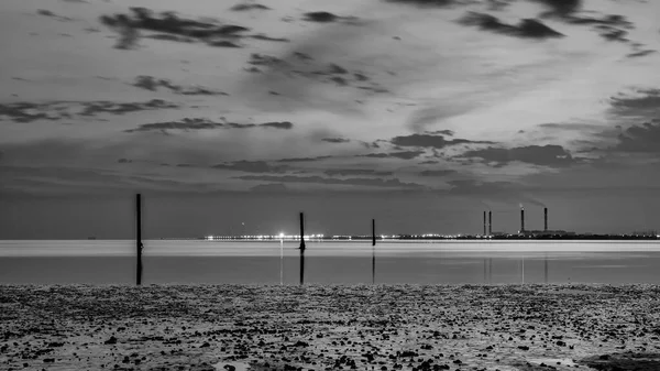 Zwart Wit Foto Van Een Pier Zee — Stockfoto