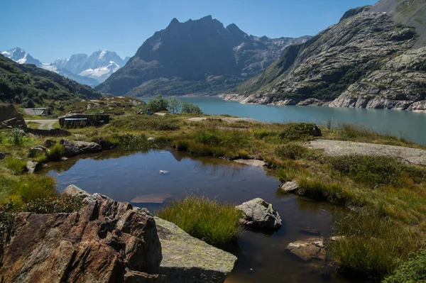 Beau Paysage Lac Dans Les Montagnes — Photo