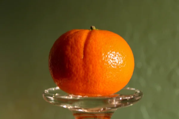 緑の背景に新鮮な熟れたオレンジの果実 — ストック写真