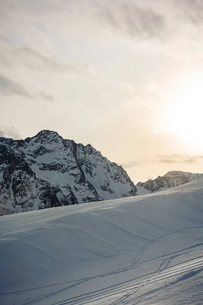 Bela Paisagem Inverno Com Montanhas Cobertas Neve — Fotografia de Stock