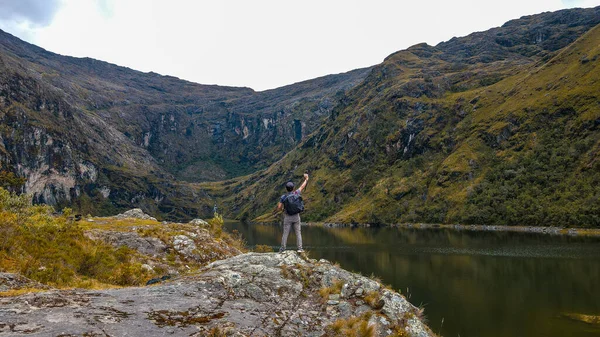 Man Med Ryggsäck Vandring Bergen — Stockfoto