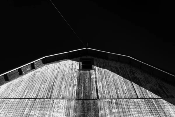 木の納屋の白黒写真 — ストック写真