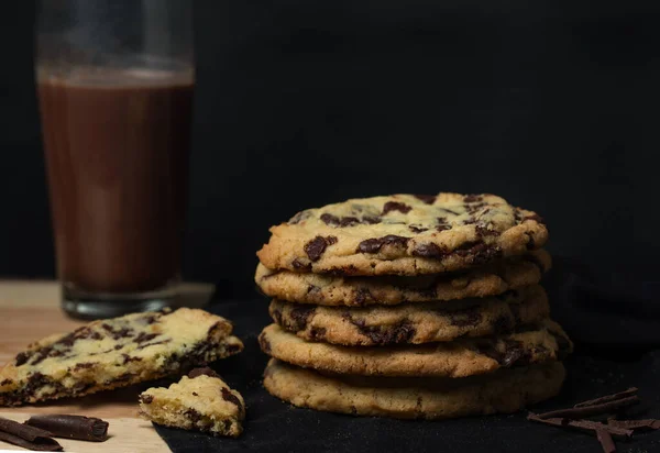 Schokoladenkekse Mit Milch Und Nüssen Auf Dunklem Hintergrund — Stockfoto