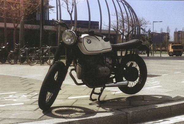 Motocicleta Vieja Ciudad —  Fotos de Stock