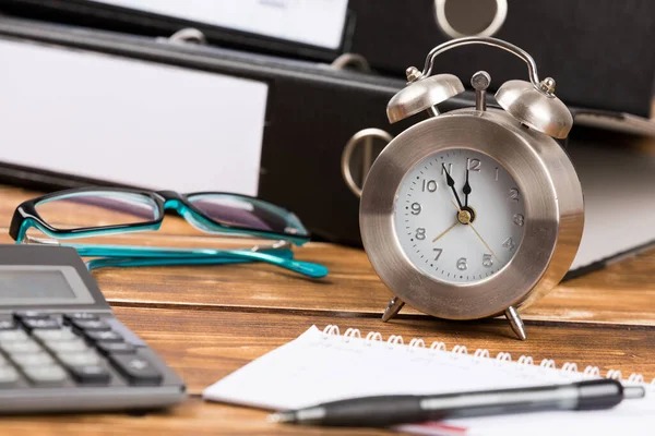 Bureau Met Wekker Rekenmachine Houten Tafel — Stockfoto