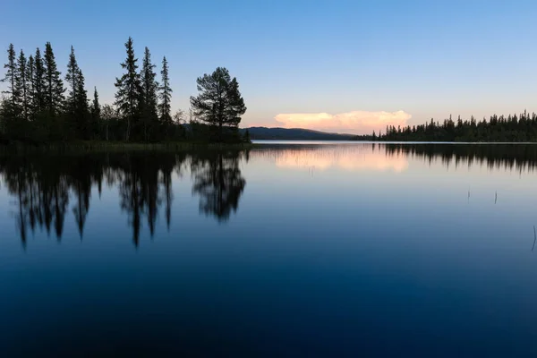 Sabah Güzel Bir Göl — Stok fotoğraf