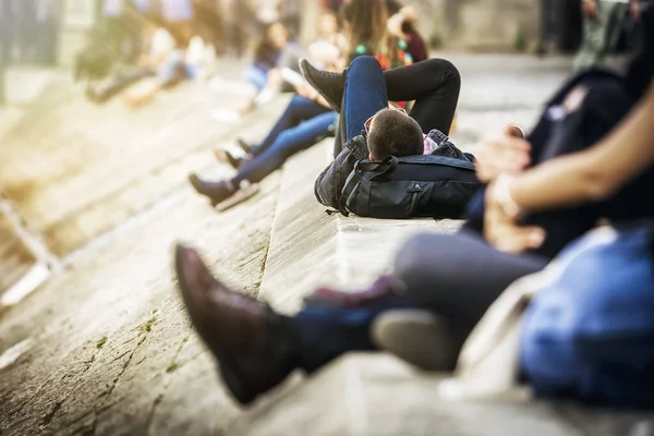 Groupe Personnes Assises Sur Sol Avec Fond Flou — Photo