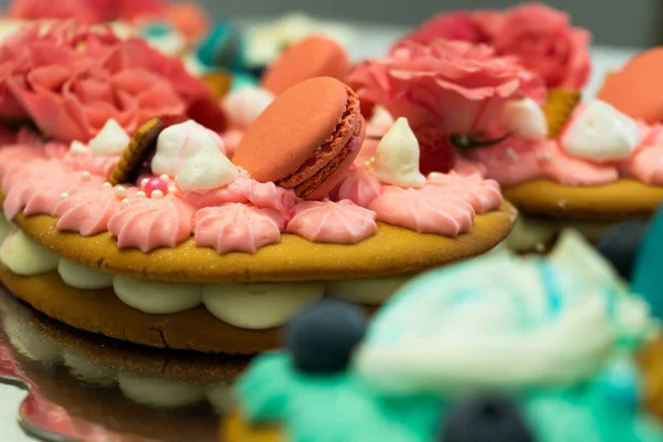 Galletas Chocolate Rosadas Blancas Dulces Con Glaseado Mesa — Foto de Stock